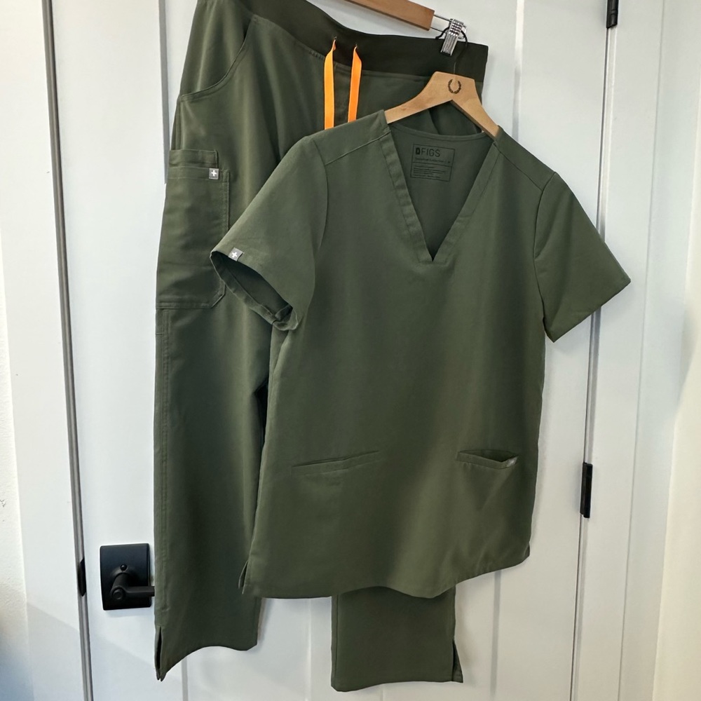 Figs scrub set olive green